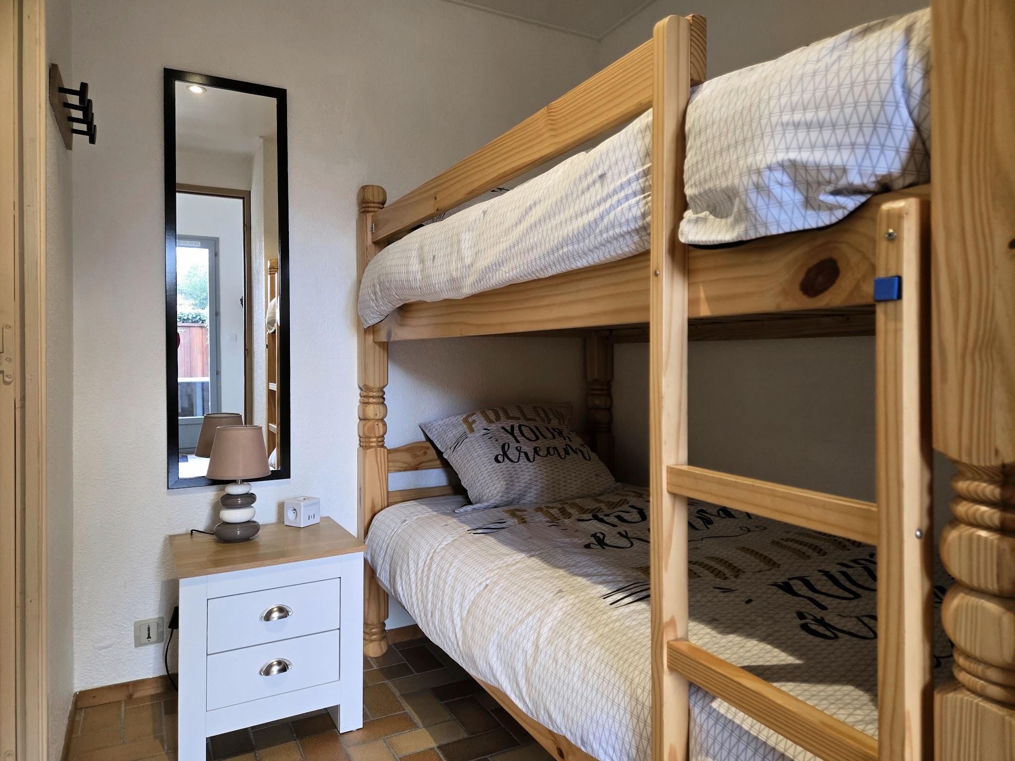Chambre enfants avec lits superposés pour deux enfants