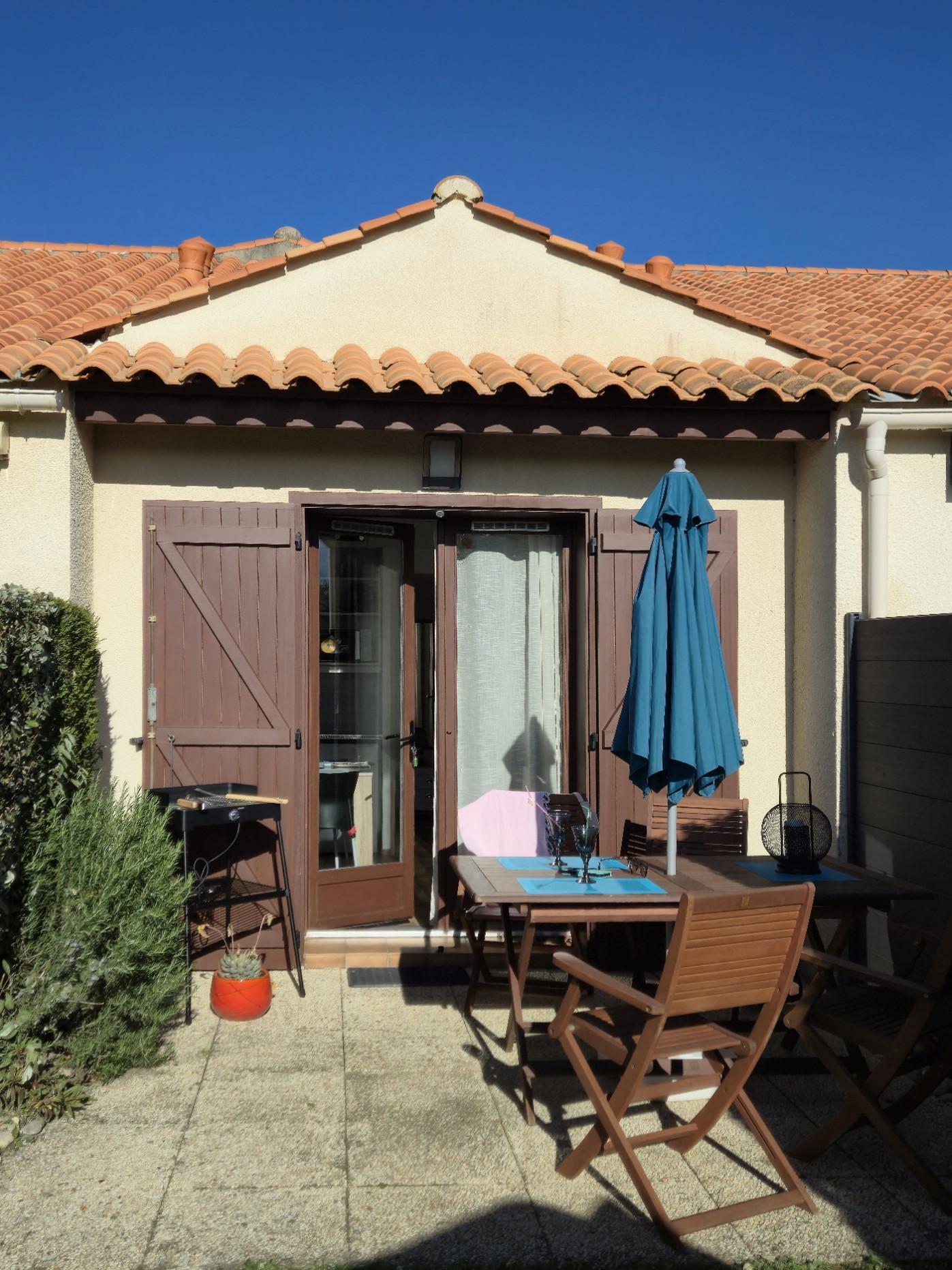 Jardin clos et terrasse de la maison Les Tamarins