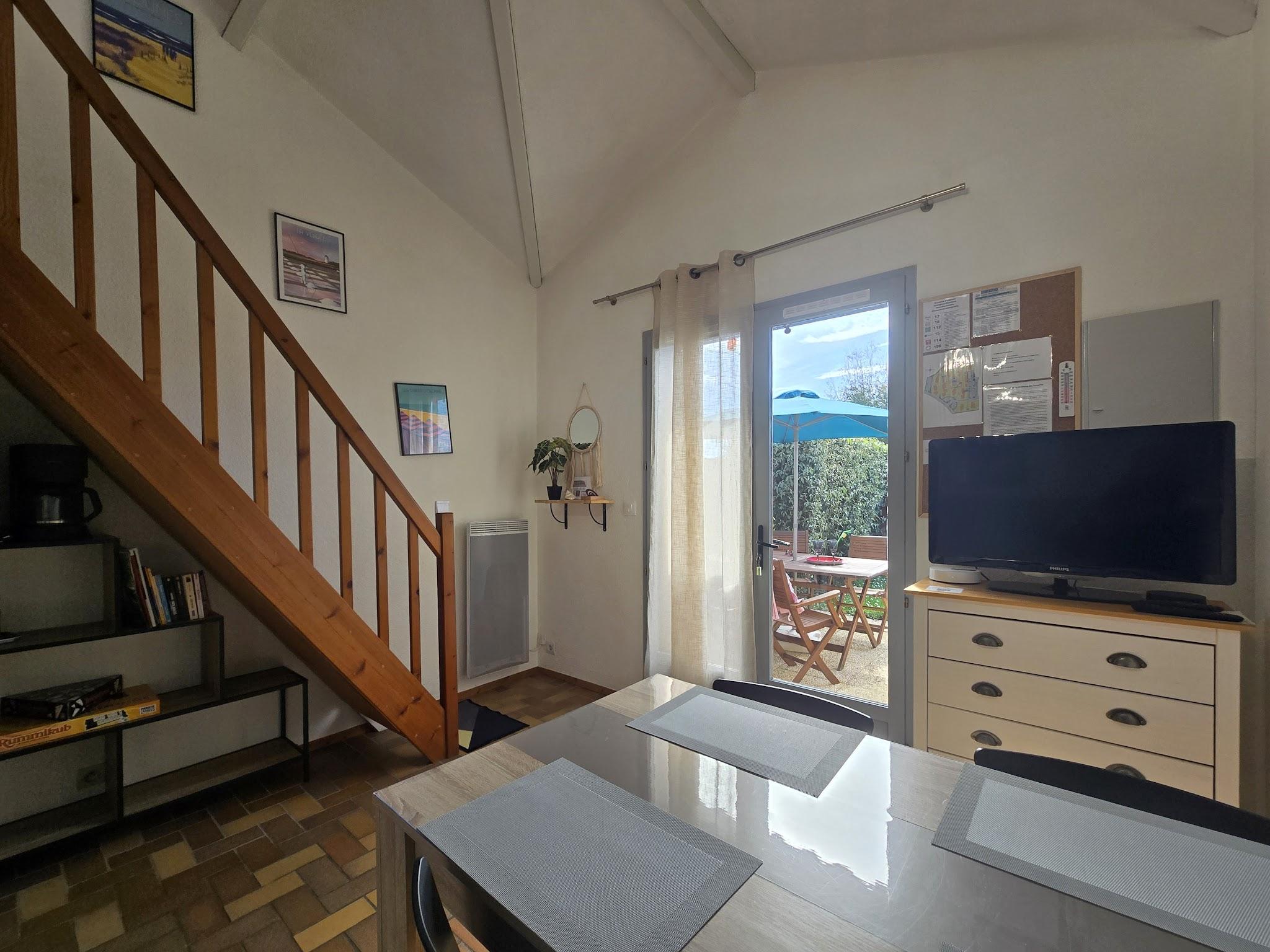 Séjour lumineux de la maison Les Tamarins avec mezzanine et espace salon