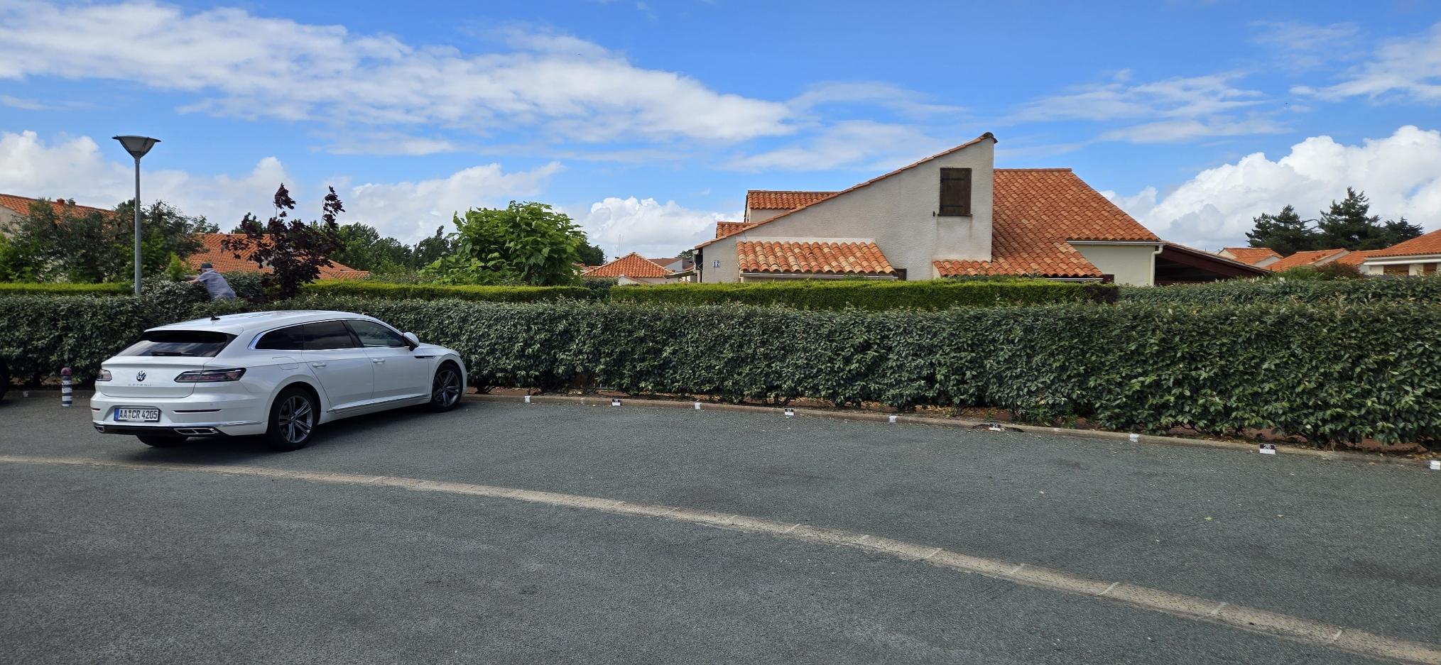 Parking de la résidence Les Tamarins à Brem-sur-Mer