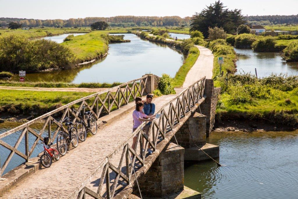 Passerelle dans les marais pour les balades à pied ou à vélo